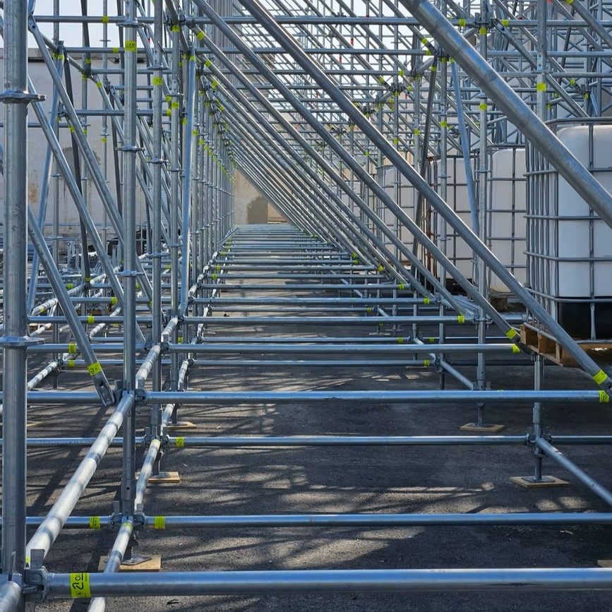 Structure assembled with modular scaffolding R+
