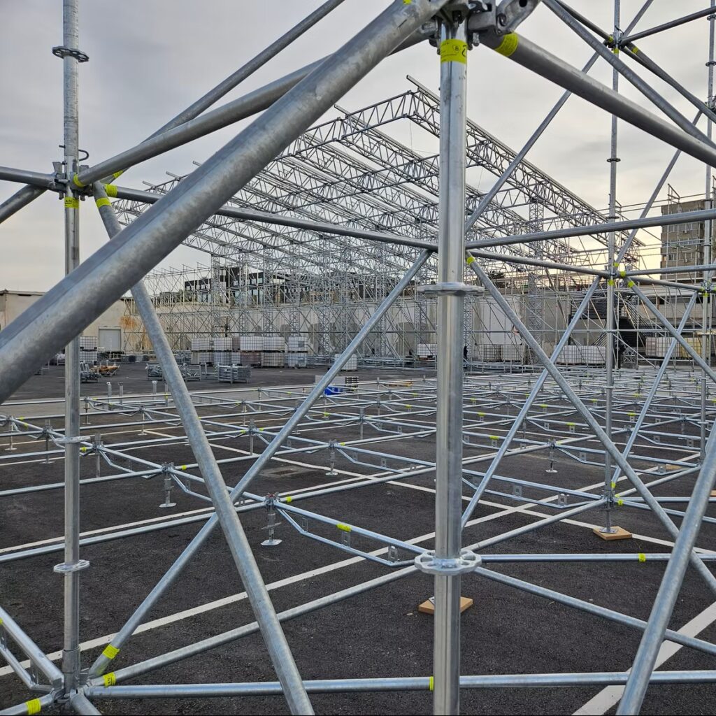 Structure assembled of modular scaffolding R+