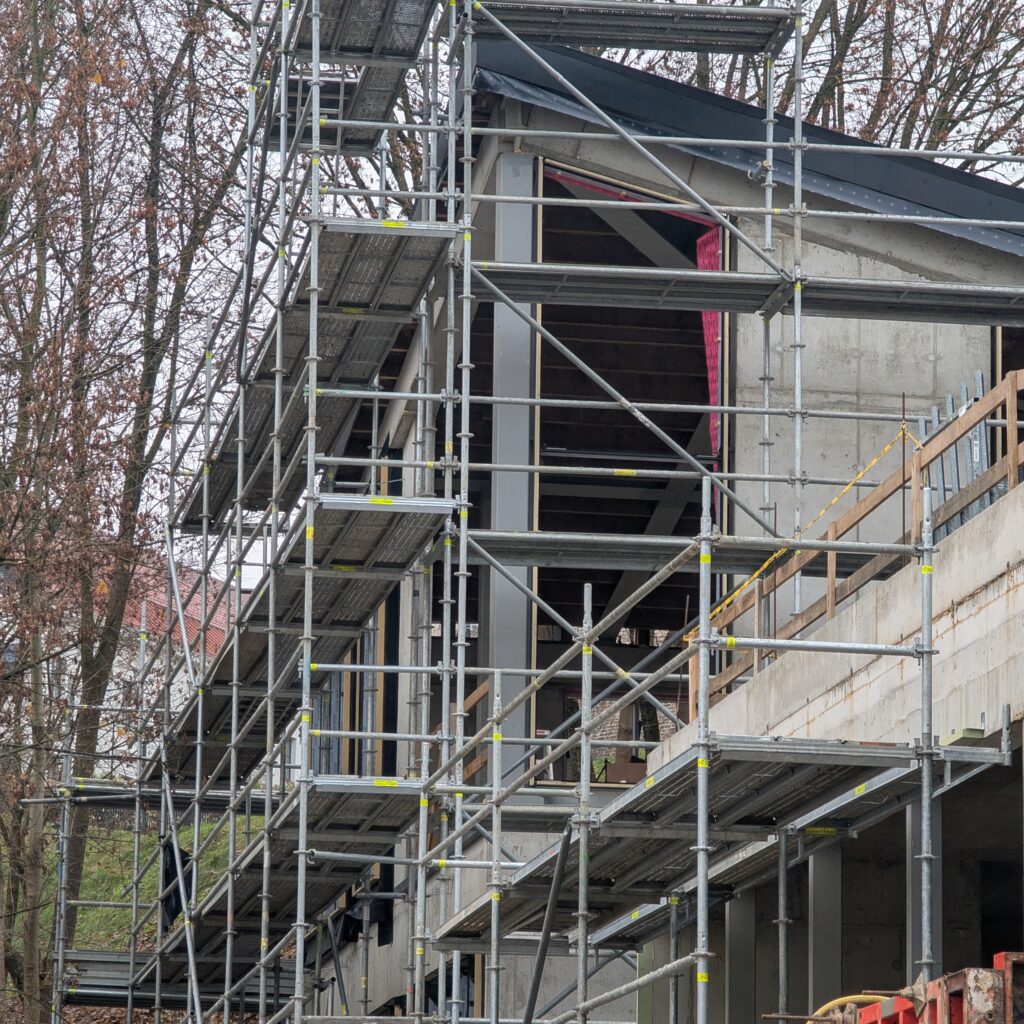 Modular scaffolding OLAN R+ on construction site