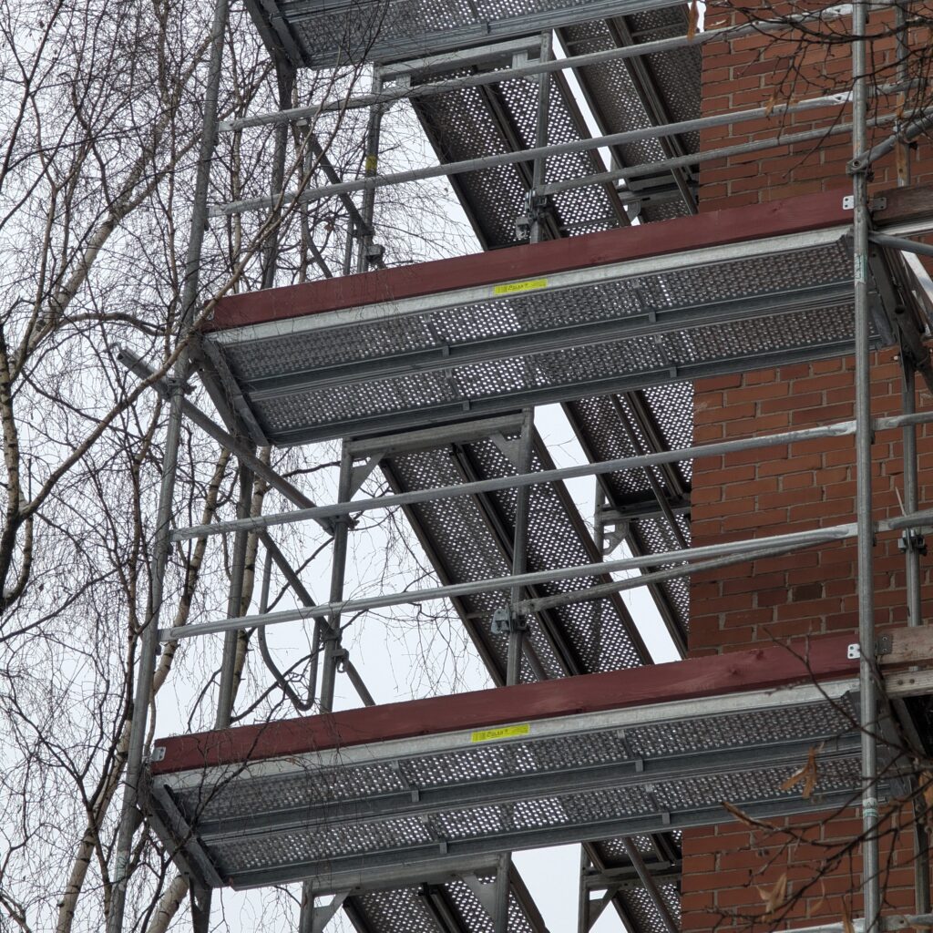 OLAN frame scaffolding EURO+ on house renovation site