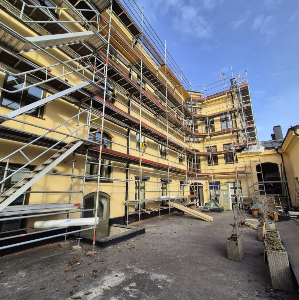 Modular scaffolding R+ and staircase for facade works